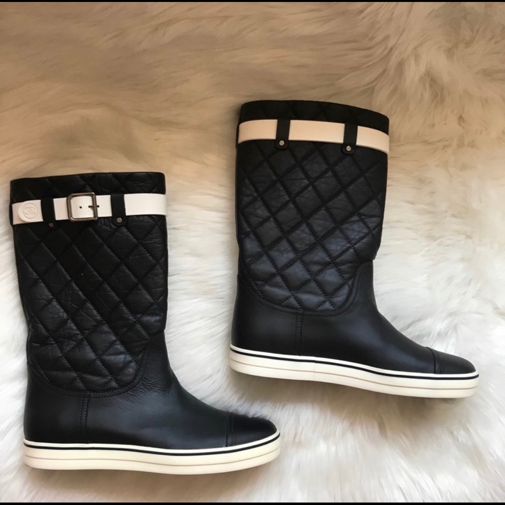 🌟SOLD🌟Authentic CHANEL CC Logo Quilted Boots - Picture 4 of 8